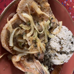 Chuletas encebolladas con arroz con guandu 