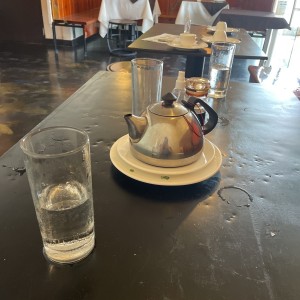 Adi quedo la mesa despues de un rico desayuno