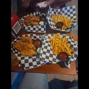 Alitas y papas fritas