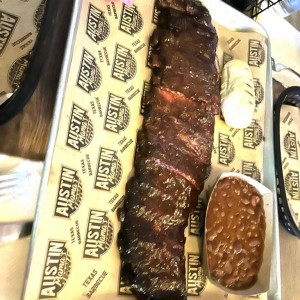 PORK RIBS FULL RACK (Ahumado 5+ hrs con nuestro Texas Rub Style) con Frijoles Pinto con Brisket