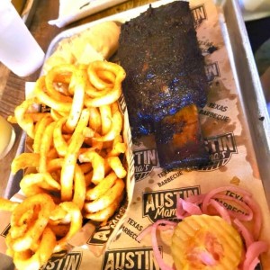 DINOSAUR BEEF RIB (BONE) - (Prime Short Rib Ahumado 8 hrs) con Papas Cajun Curly