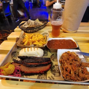 Brisket, Pulled pork, brisket & beans, cajun fries y pinta sam adams.