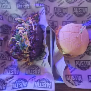 Mama's Classec Burger y Papa Rellena