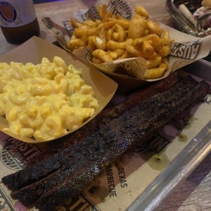 1/2 Lb Prime Brisket and Mac&cheese