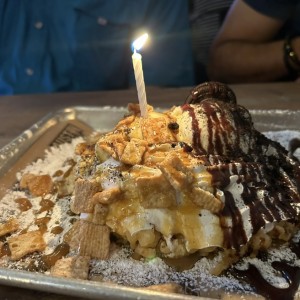 Waffles con helado y galleta