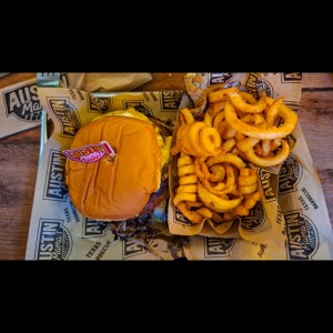 Sandwiches & Spuds - Mamas Classic Burger