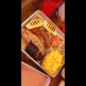 1/2 libra de brisket, chorizo, Mac and cheese y dos panes de mantequilla.