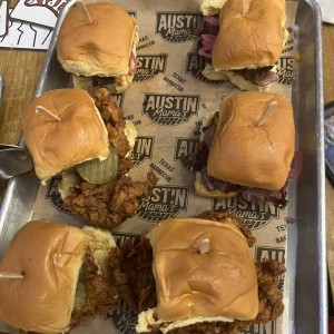 Coleslaw Brisket y Chicken Sandwich