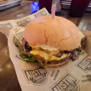 Sandwiches & Spuds - Mamas Classic Burger