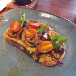 Tostada Avoxado, hongos, tomate cherry