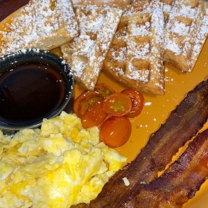 Waffles, con tocino, huevos revueltos, bacon y tomatitos cherry