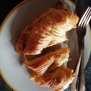 Gordito Croissant huevo, bacon y mozzarella