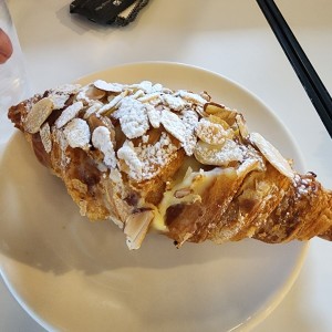 Croissant relleno de crema y almendras