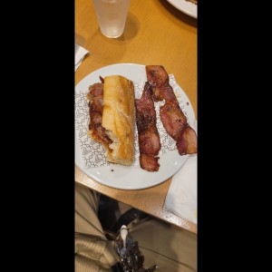 Emparedado cantimpalo y extra tocino