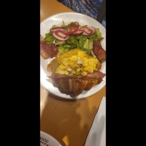 Avocado croissant huevo revuelto