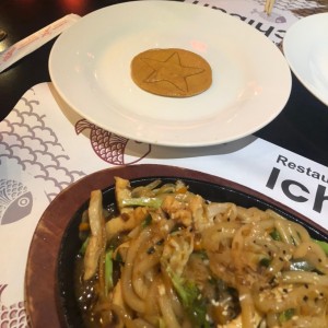 udon de pollo + galleta de juego de squid game