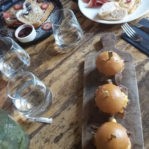 Tostadas francesas, omelette y mini hamburguesas
