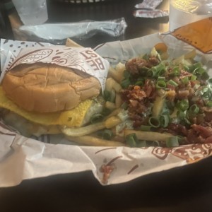 Hamburguesa Piconton y papas pifia
