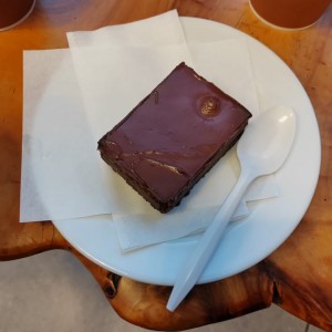 Brownie dulce com chocolate salado