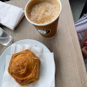 pastelito y capuchino