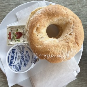 Bagel masa madre con queso crema y jalea