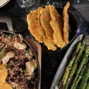 Patacones arroz con guandu y camarones