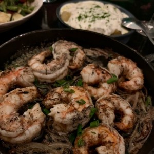 Langostinos y papas pisadas