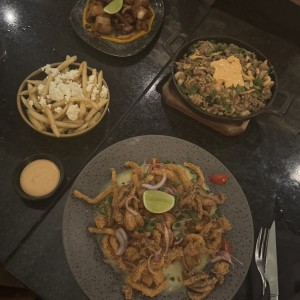 Papas trufadas, arroz de mariscos, chicharron
