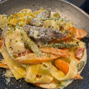 Especial de pasta con carne y langosta