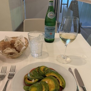 Ensalada muy fresca y saludable: Tomate y Agiacate con aceite de oliva y un toque de balsamico.