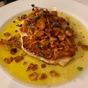 Mero al refrito de ajo y picante.