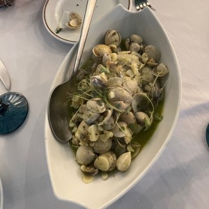 Almejas al ajillo