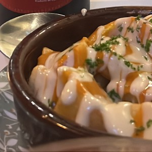 Papas Bravas estilo la Barcelonata salsa Brava,all i oli