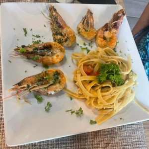 FETTUCCINI CON LANGOSTINOS (Tomate Cherry, Langostinos, Perejil, Ajo, Aceite de Oliva)