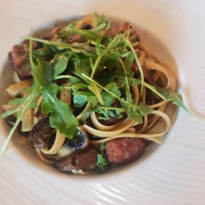 Fettuccine con chorizo y hongos Porcini