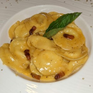 Ravioli con Salsa Carbonara