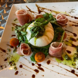 Burrata con jamon serrano rugula y tomate