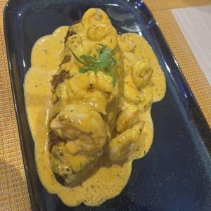 Camarones, arroz envuelto con frijoles
