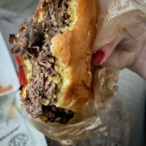 hamburguesa con cebollas caramelizadas
