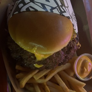 Doble CheeseBurger + Papas + Soda 355 Ml