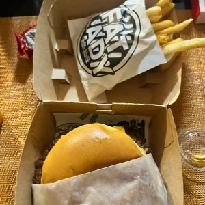 Combo - Bewy burger, papas, soda 355 ml