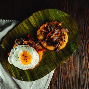Bistec encebollado a caballo con hojaldre estilo fonda
