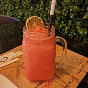 Limonada de frutos rojos