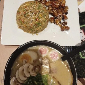 sopa ramen y yakimeshi con pollo
