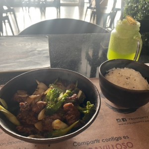 Platos Calientes - Mongolian Beef: perfecta la presentacion al igual que el sabor y la limonada que no puede faltar?