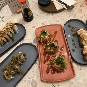 Entradas - Ebi Bomb, lava roll, weed roll, sayonara roll
