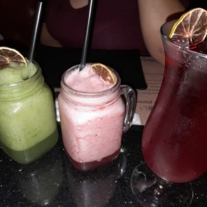 limonada de hierba buena, limonada de frutos rojos y cranberries matcha