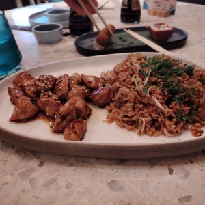 Yakimeshi - Pollo super delicioso y los germinados un pluss total