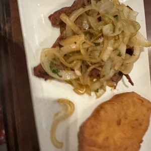 Especialidades - Bistec Picado encebollado y hojaldre 