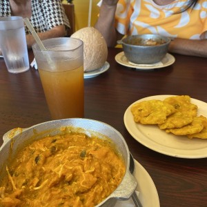 Especialidades - Tamal de Olla patacones  Limonada y agua de pipa 